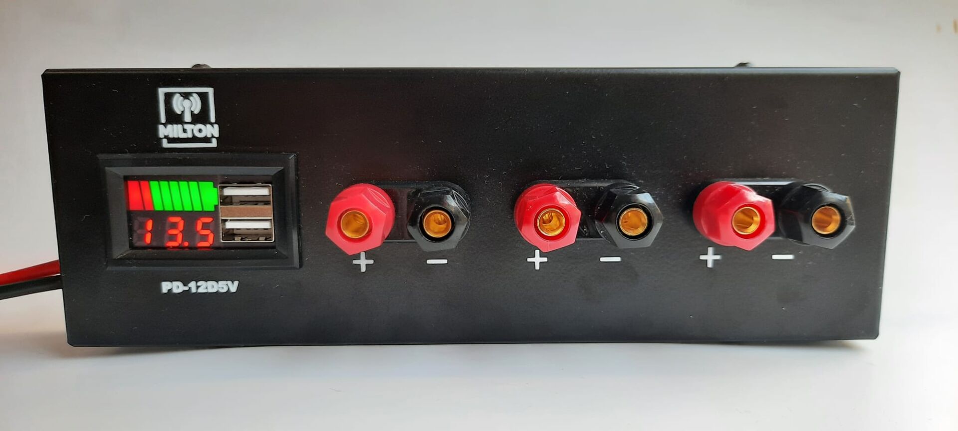 MILTON PD-12D5V  Dijital Göstergeli  Güç  Dağıtım  Paneli